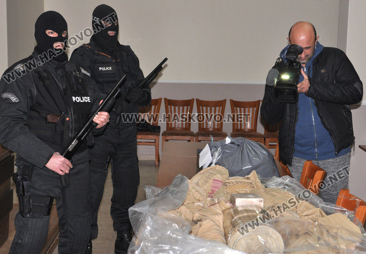 Двама хасковлии задържани за хероина, внесен от Турция в тир с платове