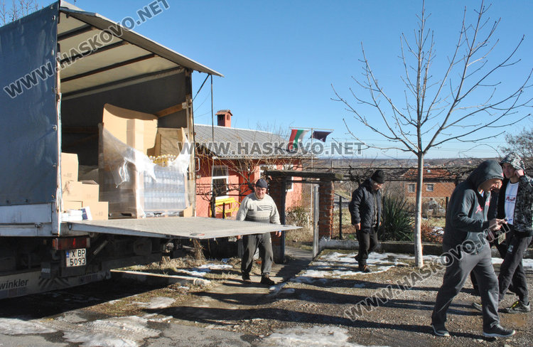 БЧК раздаде помощи по селата, полицията отсрочи посещения