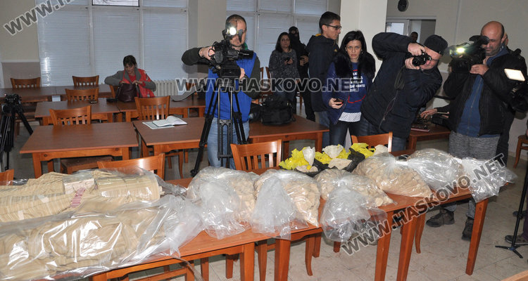 Двама хасковлии задържани за хероина, внесен от Турция в тир с платове