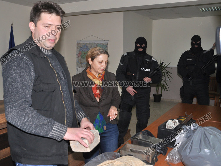 Двама хасковлии задържани за хероина, внесен от Турция в тир с платове