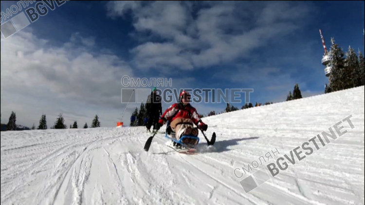 Малчуганът от София е щастлив да се спуска по пистите в родопския курорт