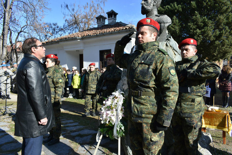 Венци и цветя пред паметника на ген. Дандевил в Асеновград
