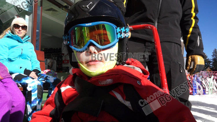 Малкият Радо сам управлява специалната шейна, предназначена за хора с увреждания