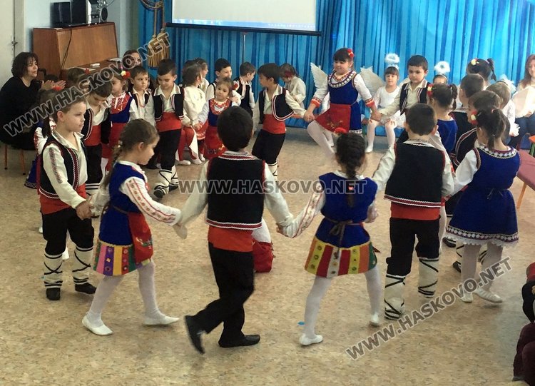 ДГ „Райна Княгиня“ отпразнува 163 години от рождението на патрона си