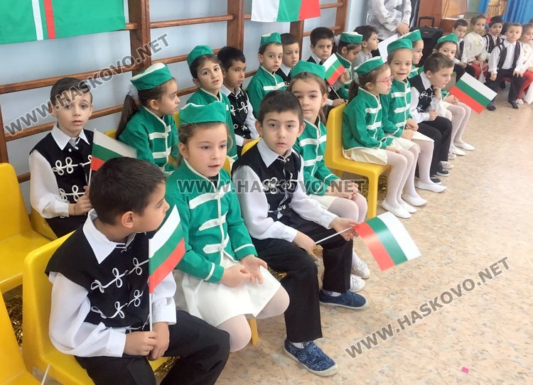 ДГ „Райна Княгиня“ отпразнува 163 години от рождението на патрона си