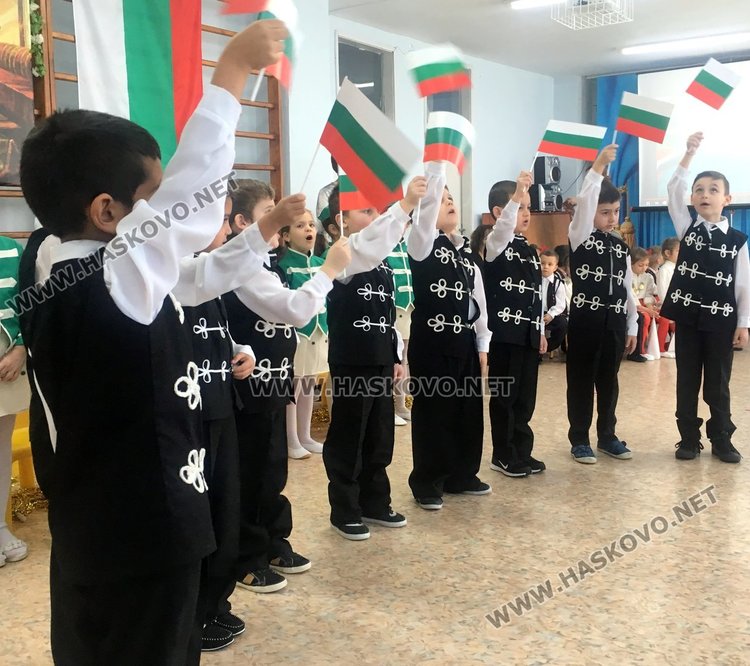 ДГ „Райна Княгиня“ отпразнува 163 години от рождението на патрона си