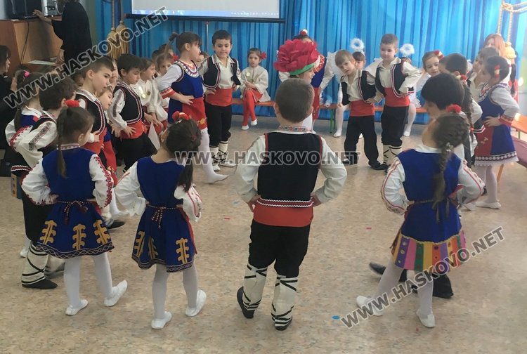 ДГ „Райна Княгиня“ отпразнува 163 години от рождението на патрона си