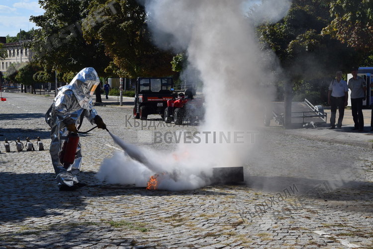 Запалена автомобилна гума опуши дом в Кърджали, намесват се огнеборци