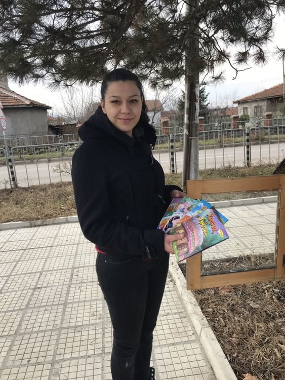 Младежи поставиха нови книги в къщичка и посадиха коледно дърво