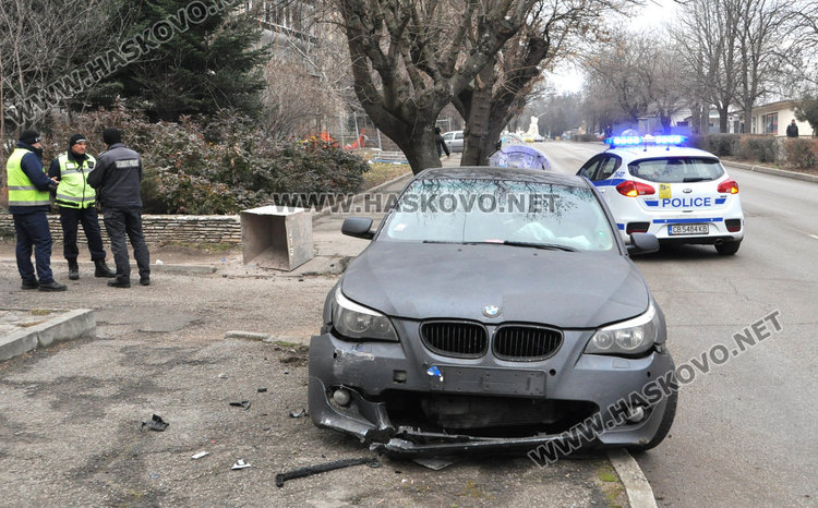 БМВ се разби по тротоар в Хасково, шофьорът и пътникът избягали