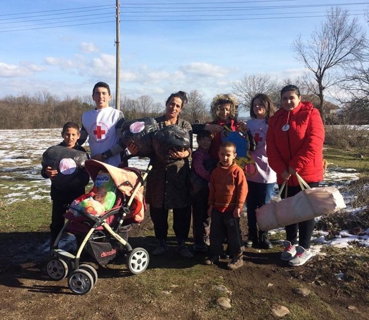 Млади червенокръстци помагат на многодетно семейство