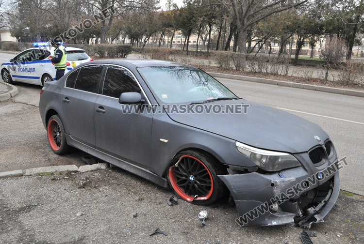 БМВ се разби по тротоар в Хасково, шофьорът и пътникът избягали