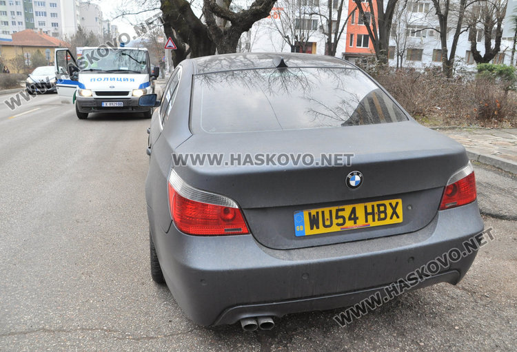 БМВ се разби по тротоар в Хасково, шофьорът и пътникът избягали
