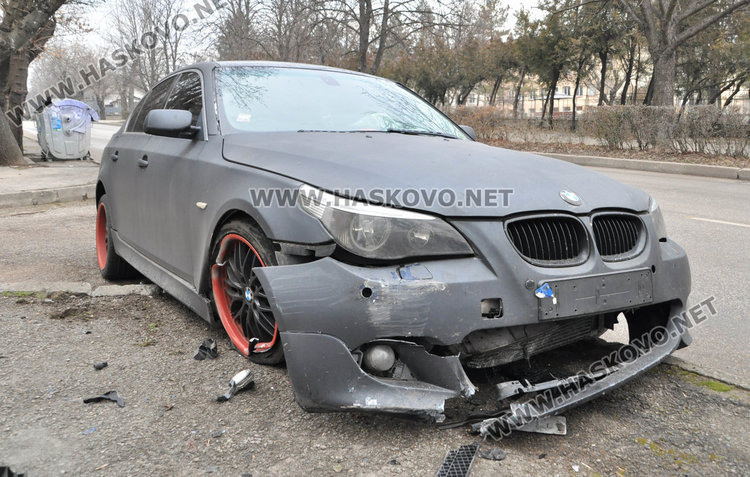 БМВ се разби по тротоар в Хасково, шофьорът и пътникът избягали