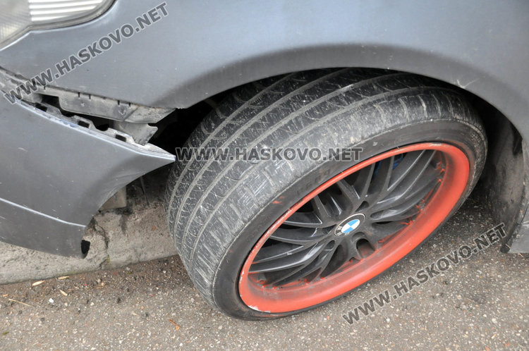 БМВ се разби по тротоар в Хасково, шофьорът и пътникът избягали