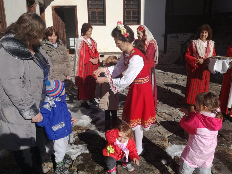 Самодейките от Могилица направиха ритуала за Бабинден в Агушевите конаци