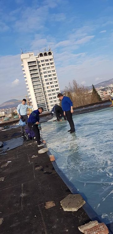 Доброволци от спортни клубове ремонтират спешно на добра воля покрива на зала „Арпезос“