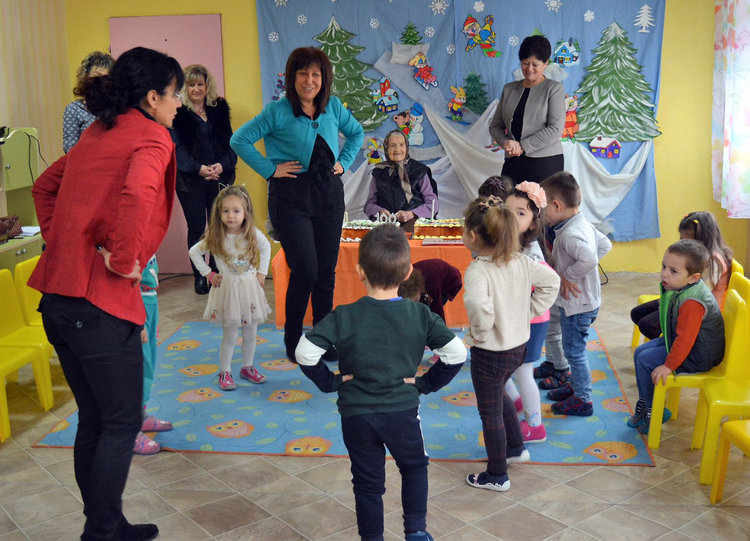 Кръстина Иванова празнува 100-ия си рожден ден в детска градина