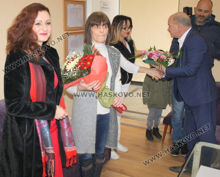 За бабинден в димитровградското АГО проплака момченце, депутати от БСП уважиха празника