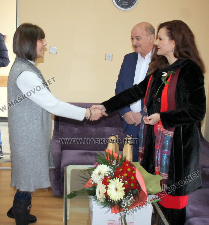 За бабинден в димитровградското АГО проплака момченце, депутати от БСП уважиха празника