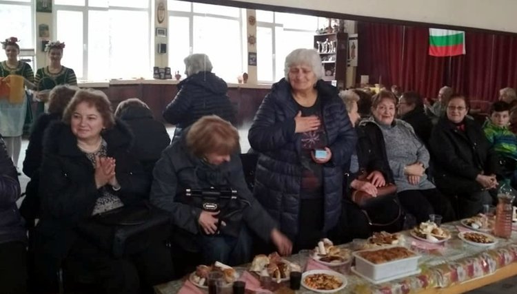 Жените на снимката са акушерки, познава ги всяка смолянчанка, която е родила в Смолянската болница през последните няколко десетилетия