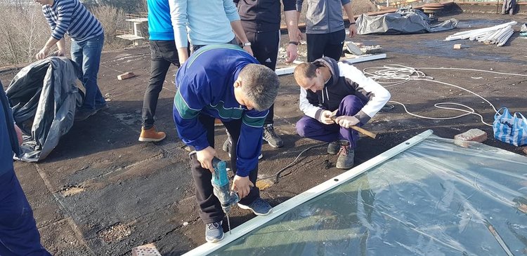 Доброволци от спортни клубове ремонтират спешно на добра воля покрива на зала „Арпезос“