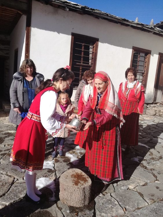 Самодейките от Могилица направиха ритуала за Бабинден в Агушевите конаци