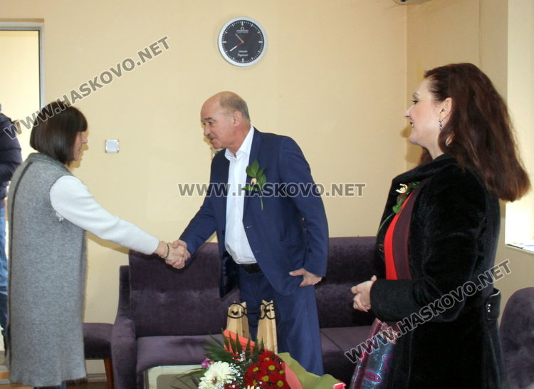 За бабинден в димитровградското АГО проплака момченце, депутати от БСП уважиха празника