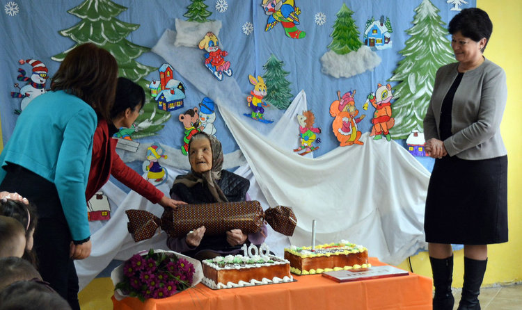 Кръстина Иванова празнува 100-ия си рожден ден в детска градина