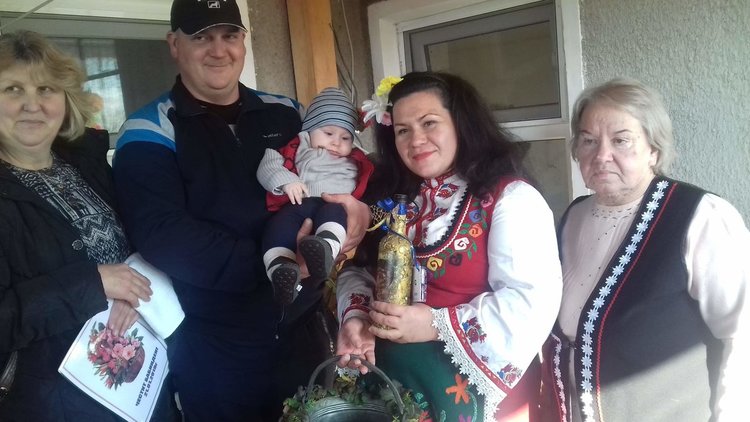 Караджаловци празнуваха атрактивно Бабинден