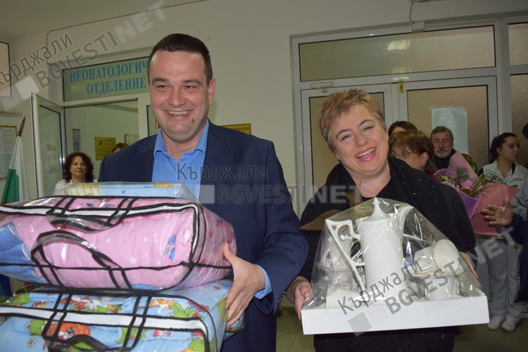 Признателност към хората в бяло в Кърджали, днес е Бабинден