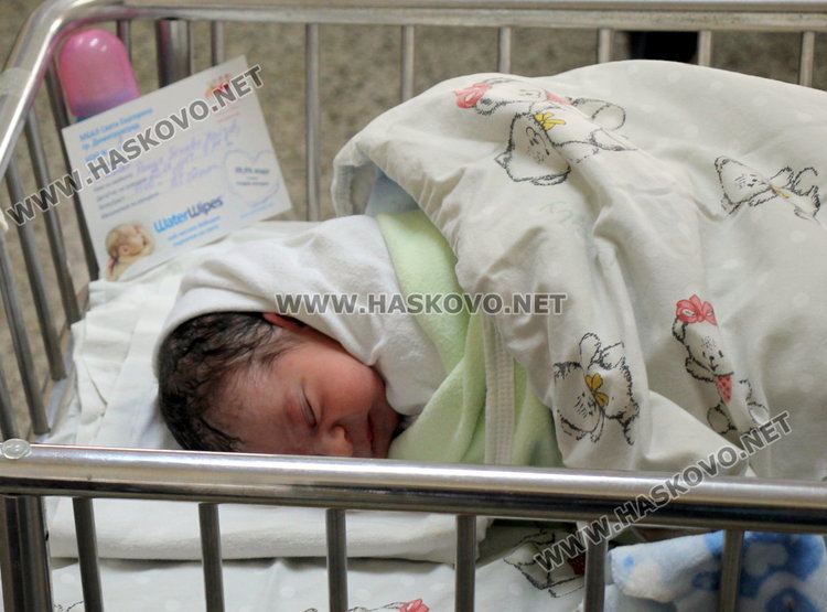 За бабинден в димитровградското АГО проплака момченце, депутати от БСП уважиха празника