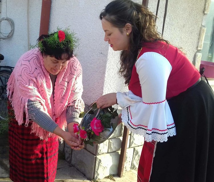 Караджаловци празнуваха атрактивно Бабинден