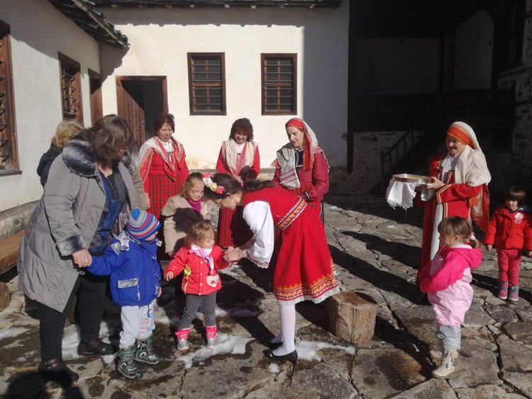 Самодейките от Могилица направиха ритуала за Бабинден в Агушевите конаци