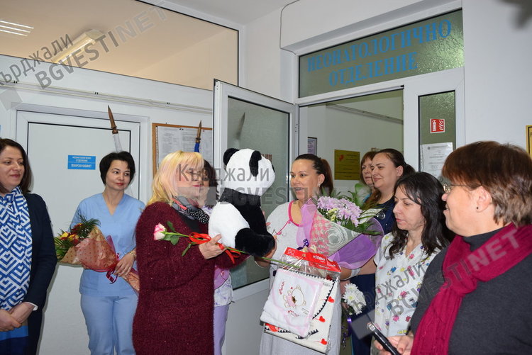 Признателност към хората в бяло в Кърджали, днес е Бабинден