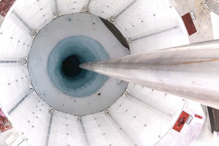 Със сонда с гореща вода изследователите пробили километър лед. Отворът е с диаметър едва 60 сантиметра. Кредит: Били Колинс / SALSA Science Team