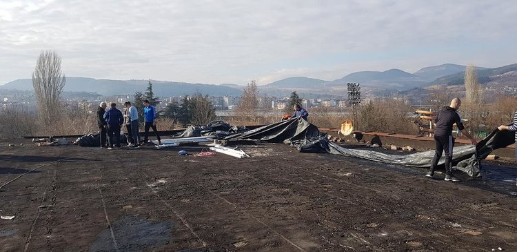 Доброволци от спортни клубове ремонтират спешно на добра воля покрива на зала „Арпезос“