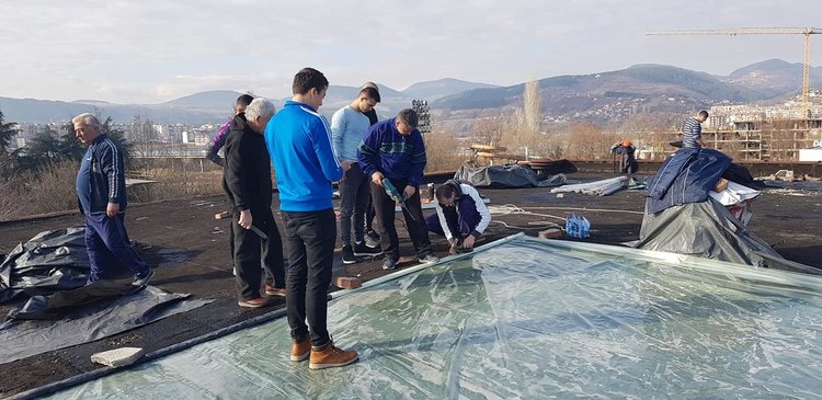 Доброволци от спортни клубове ремонтират спешно на добра воля покрива на зала „Арпезос“