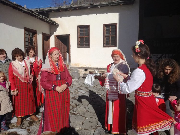 Живописна и радваща окото и дешата на всеки родопчанин гледка, беше ритуалът на жените -самодейки от Могилица, снимките са от страницата на читалището в социалната мрежа