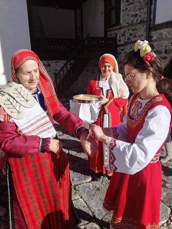 Самодейките от Могилица направиха ритуала за Бабинден в Агушевите конаци