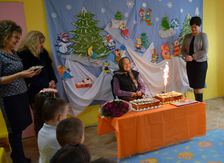 Кръстина Иванова празнува 100-ия си рожден ден в детска градина