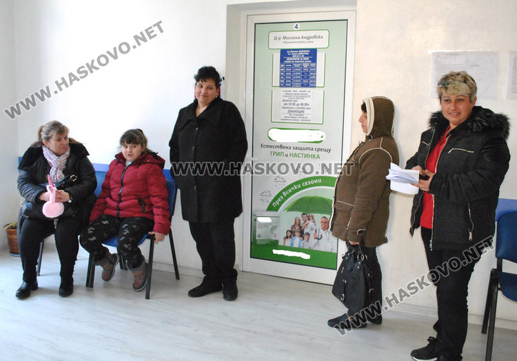 Пред кабинетите на джипитата непрекъснато се редят пациенти