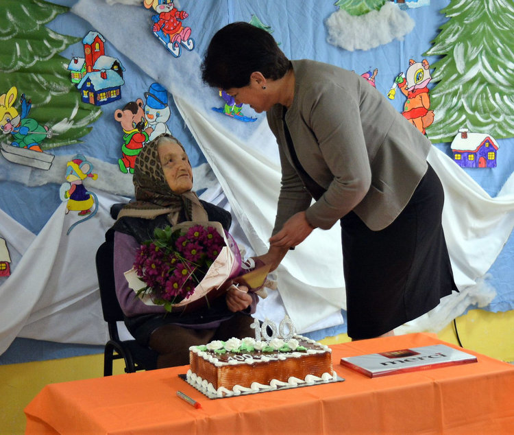 Кръстина Иванова празнува 100-ия си рожден ден в детска градина