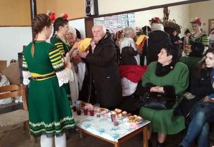 Акушерките бяха трогнат идо сълзи от вниманието и празника, организиран в тяхна чест, снимки: Цеца Илиева