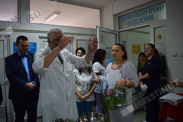 Признателност към хората в бяло в Кърджали, днес е Бабинден