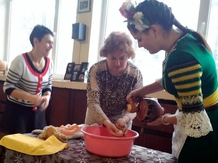 Ритуалът "къпане на бебе" е задължителна част от честването на празника Бабин ден