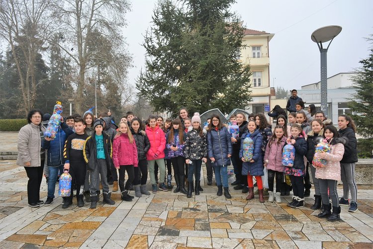 В Харманли събират пластмасови капачки в сърце за кувьози