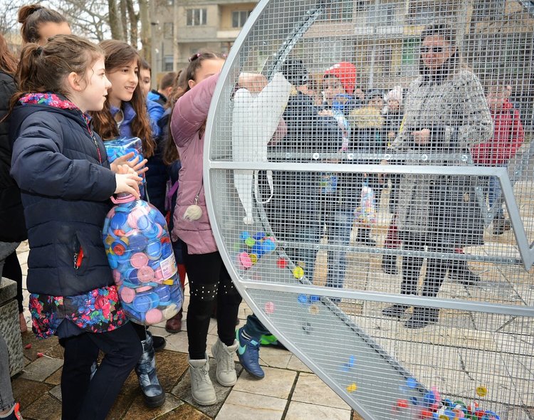 В Харманли събират пластмасови капачки в сърце за кувьози