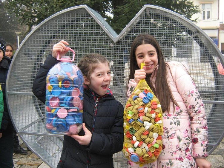 В Харманли събират пластмасови капачки в сърце за кувьози