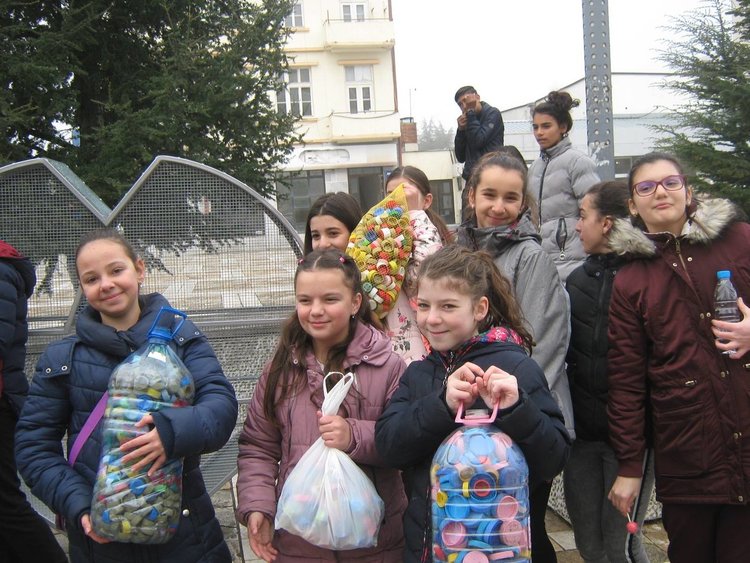 В Харманли събират пластмасови капачки в сърце за кувьози